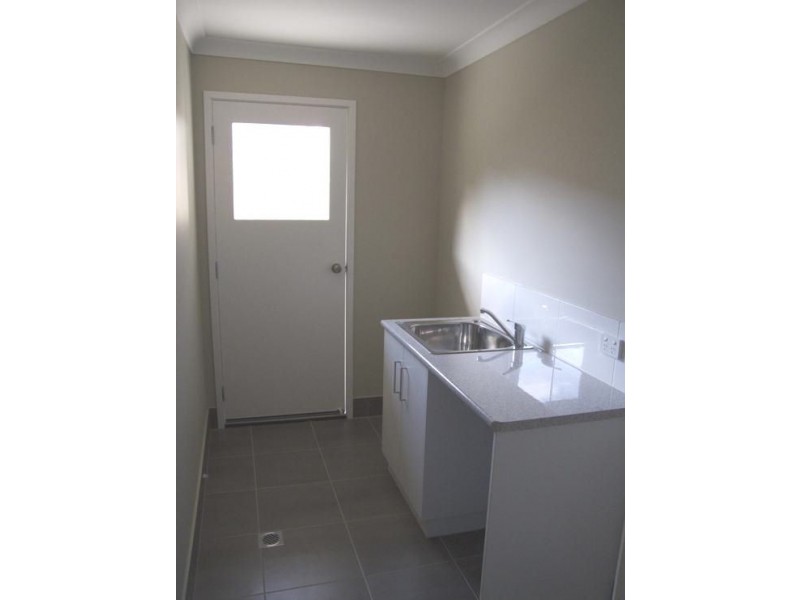 6 Faraday Cr, Pacific Pines QLD 4211