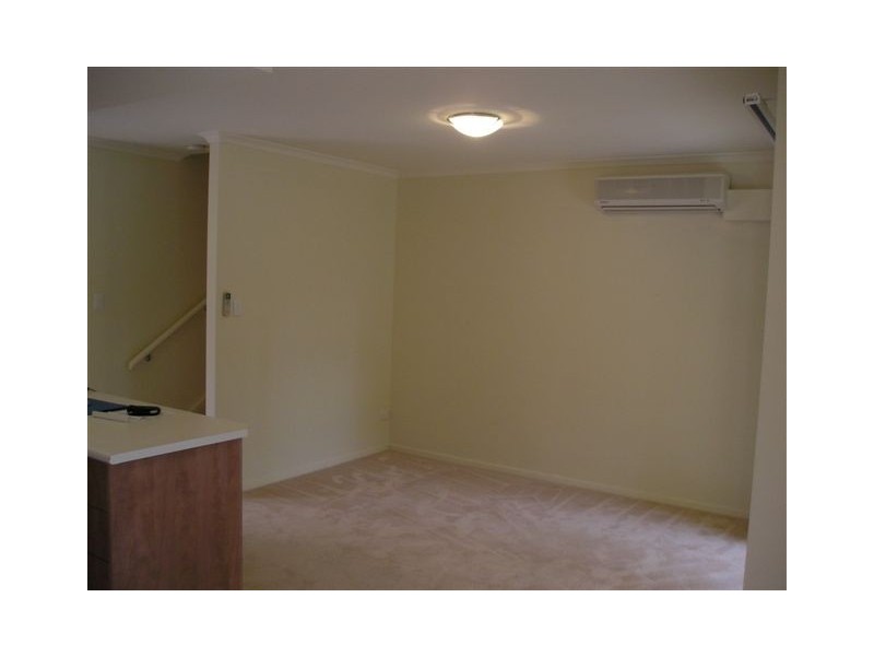 4/140 Carmody Rd, St Lucia QLD 4067