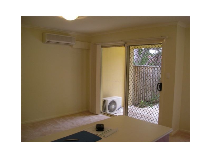 4/140 Carmody Rd, St Lucia QLD 4067