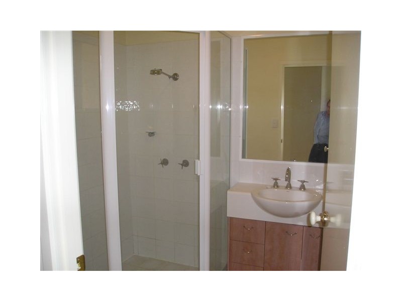 4/140 Carmody Rd, St Lucia QLD 4067