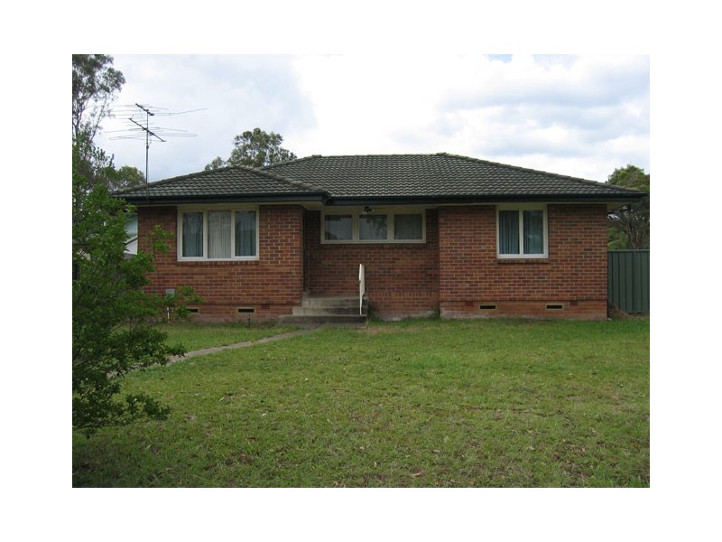 37 Marquesa Cres, Lethbridge Park NSW 2770