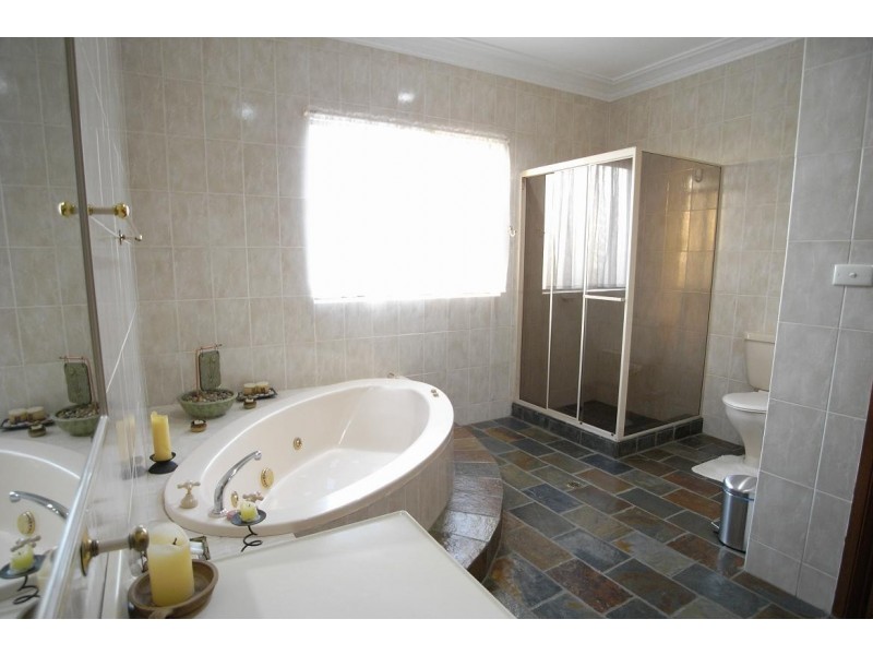 11 Hugh Place, Kings Langley NSW 2147