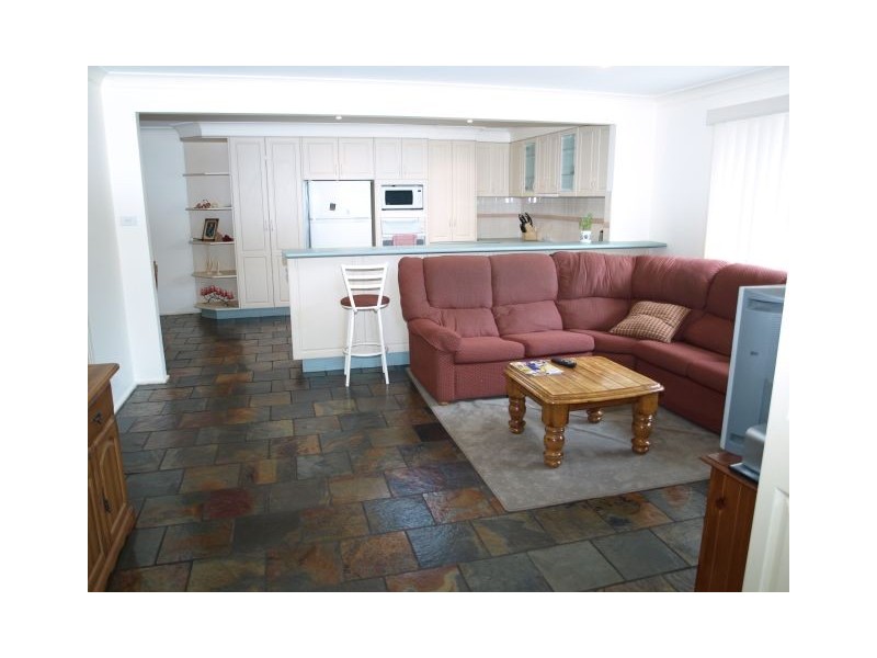 12 Hugh Pl, Kings Langley NSW 2147