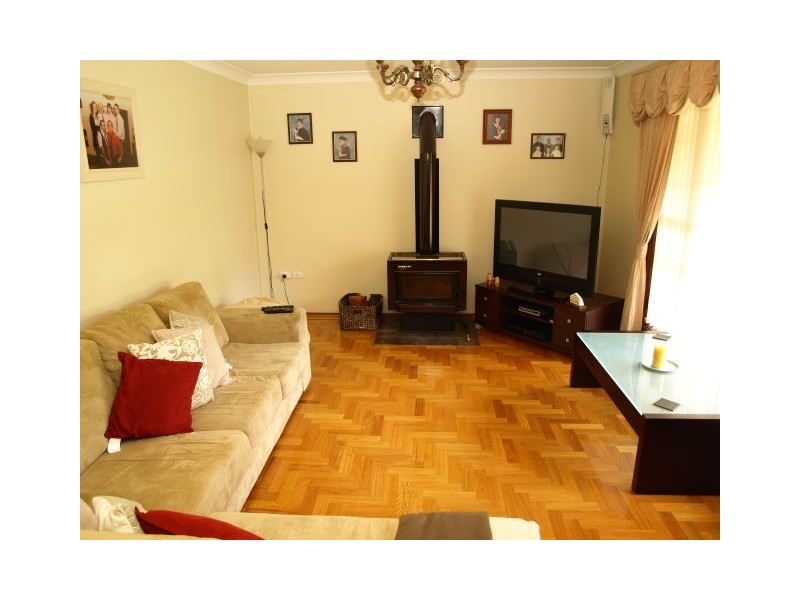 19 Hawkesworth Pde, Kings Langley NSW 2147