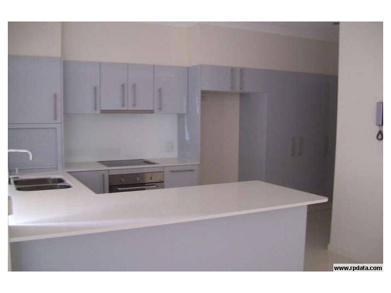 35 Runaway Bay Ave, Runaway Bay QLD 4216