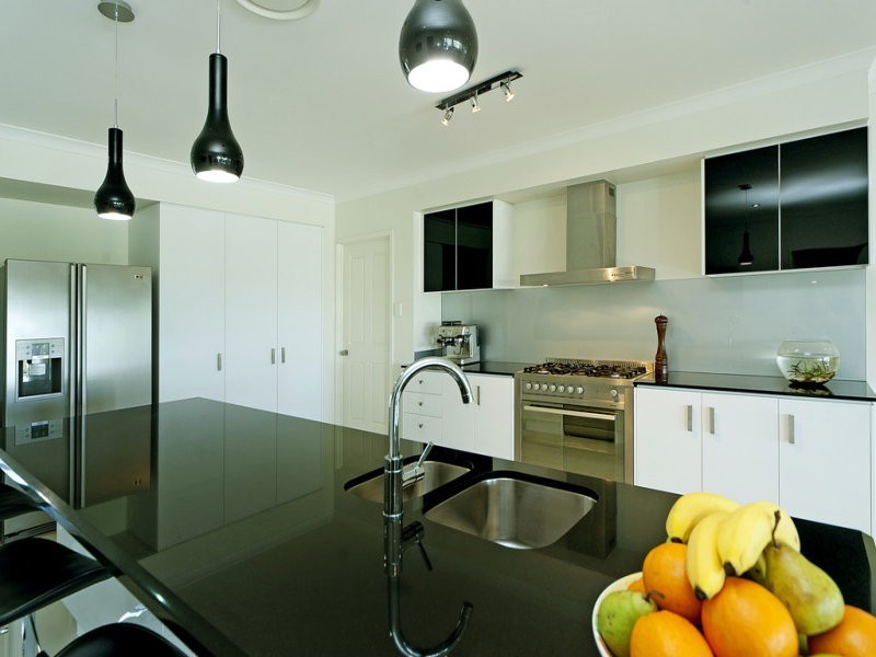 17 Harbourvue Court, Helensvale QLD 4212