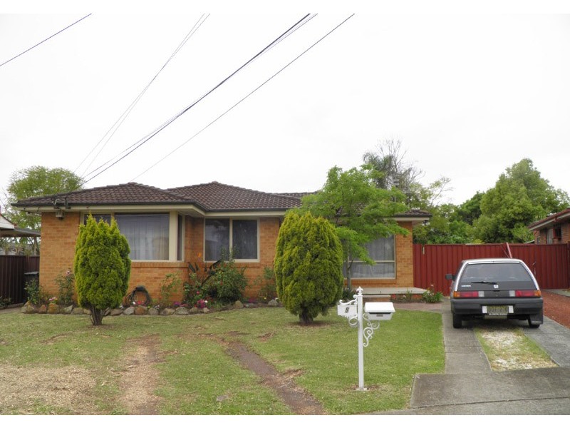 8 Greenmeadows Cres, Toongabbie NSW 2146