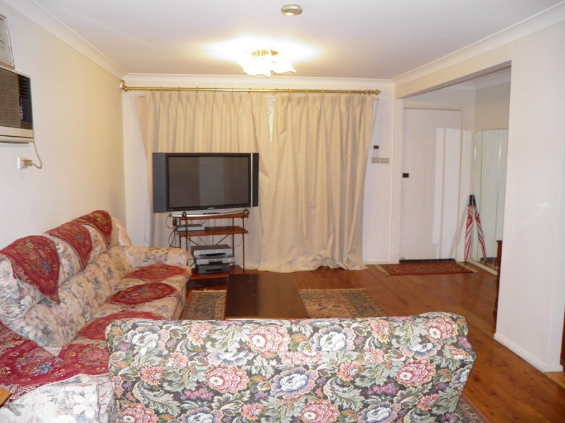 8 Greenmeadows Cres, Toongabbie NSW 2146