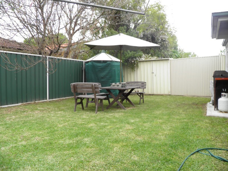 8 Greenmeadows Cres, Toongabbie NSW 2146