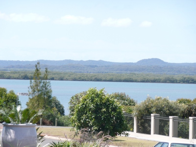 10 Haslingden Drive, Redland Bay QLD 4165