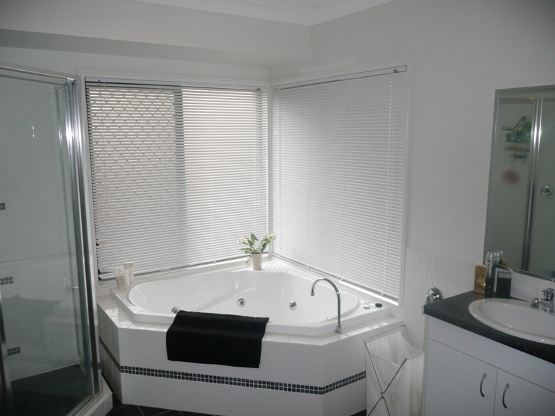 27 Ebony Crescent, Redland Bay QLD 4165