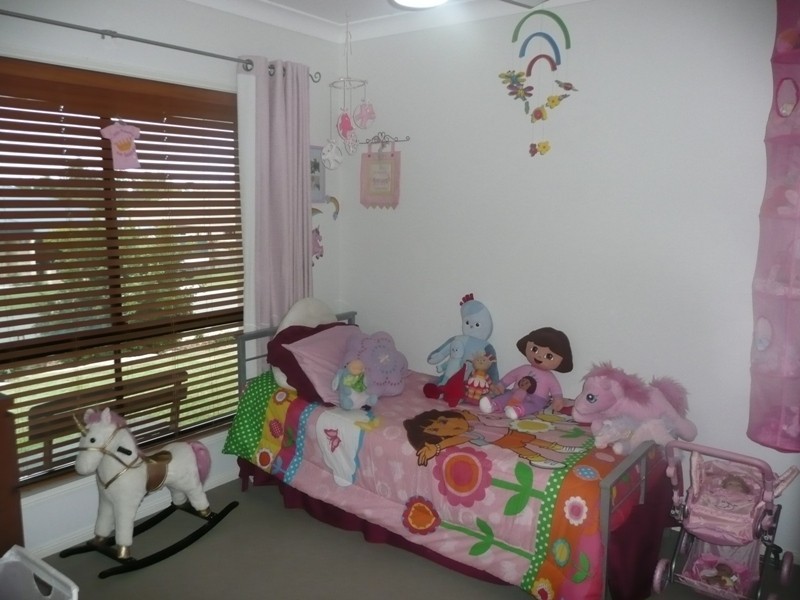 27 Ebony Crescent, Redland Bay QLD 4165