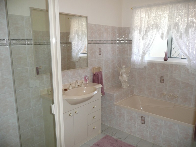 16 Montrose Place, Redland Bay QLD 4165