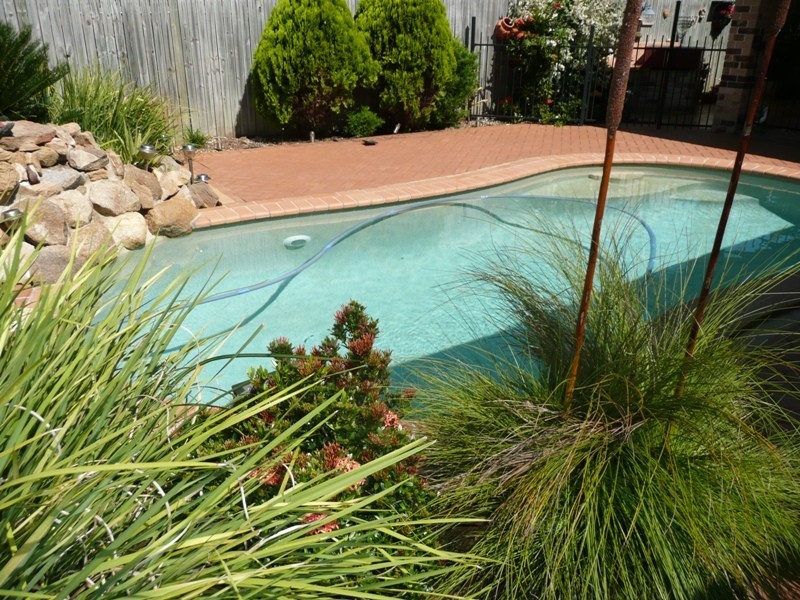 16 Montrose Place, Redland Bay QLD 4165
