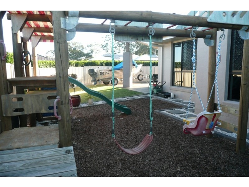 11 Poynter Street, Redland Bay QLD 4165