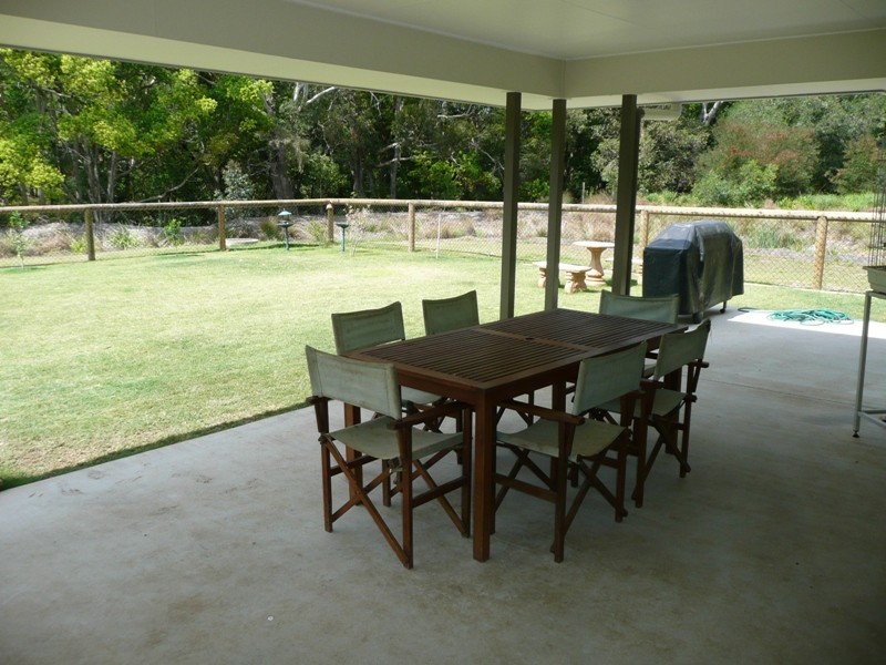 6 Emperor Drive, Redland Bay QLD 4165