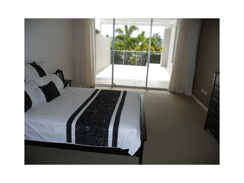 7 Grand Parade, Kawana Island QLD 4575