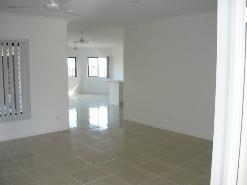 Bushland Beach QLD 4818