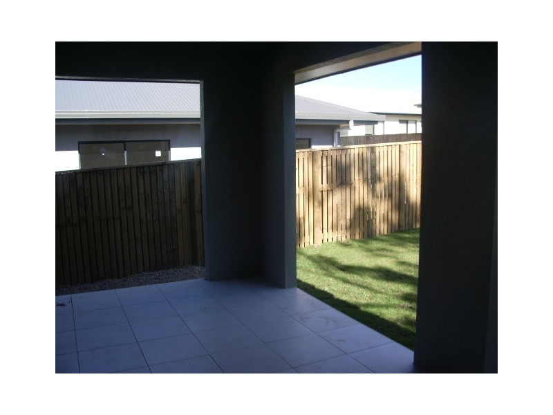 Bushland Beach QLD 4818