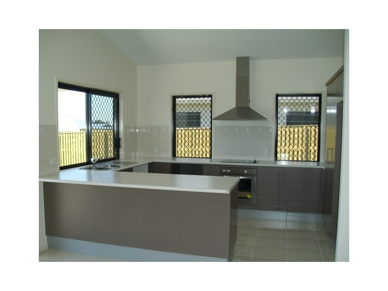 Bushland Beach QLD 4818