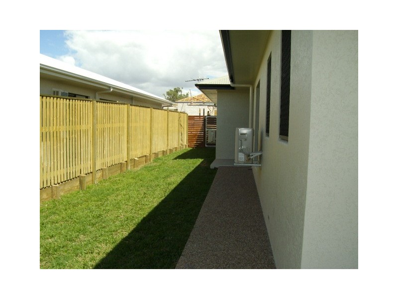 Bushland Beach QLD 4818