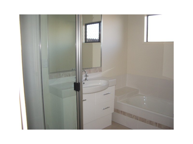 Bushland Beach QLD 4818