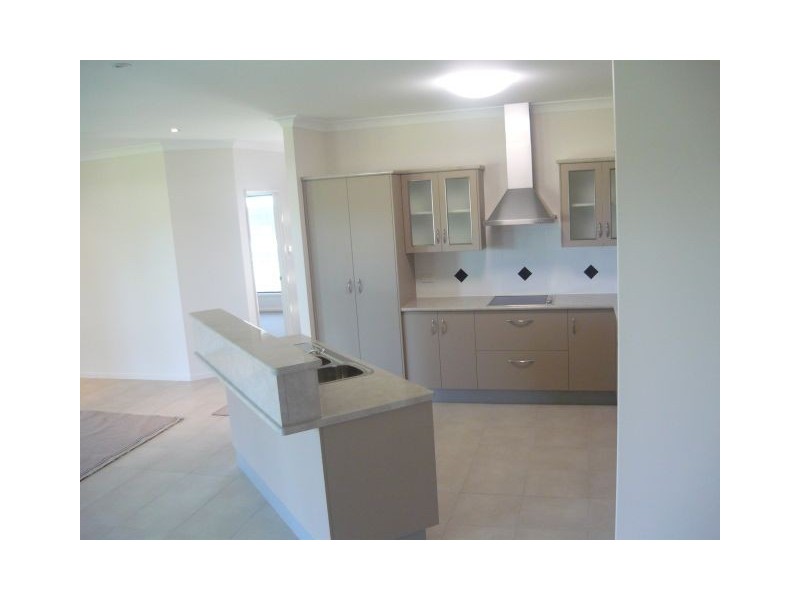 Bushland Beach QLD 4818