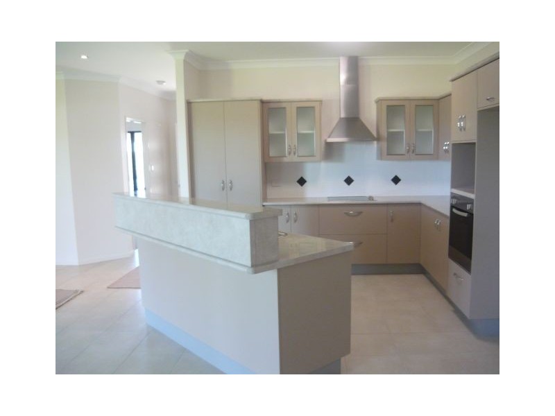 Bushland Beach QLD 4818