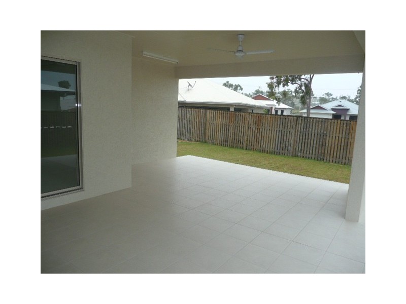 Bushland Beach QLD 4818