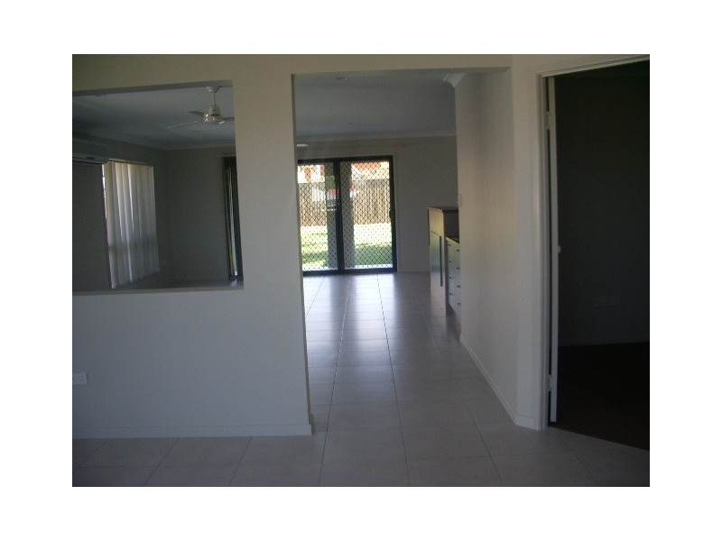 Bushland Beach QLD 4818