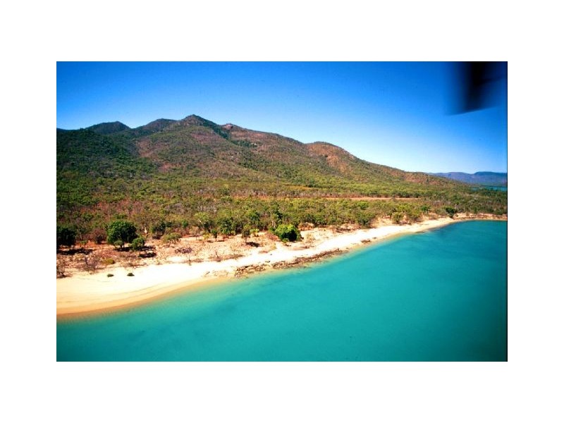 - Sinclair Bay, Whitsundays QLD 4802