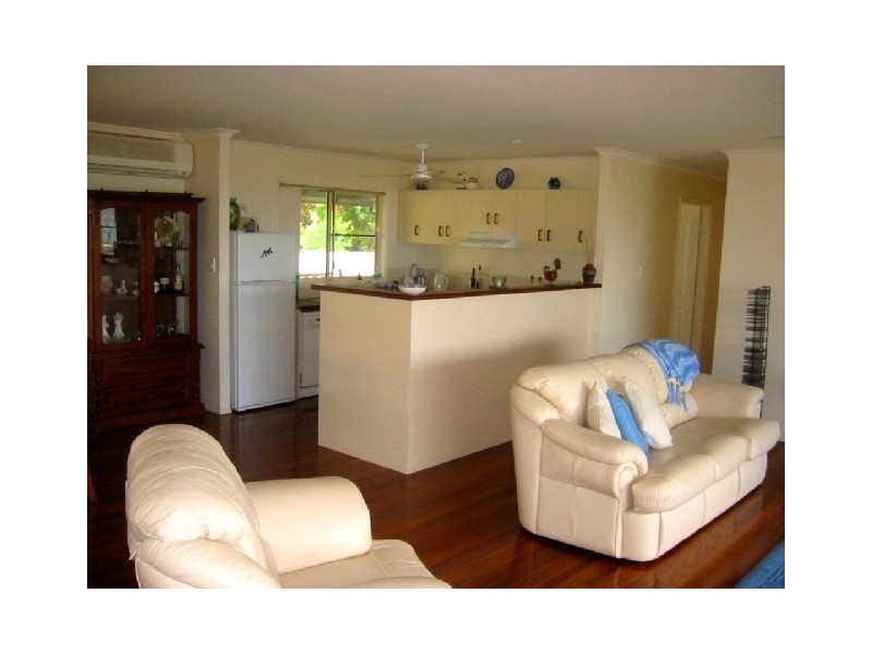 8 Hamilton Avenue, Cannonvale QLD 4802