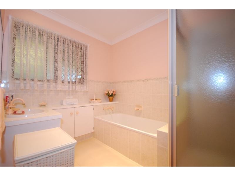 9 Barnard Street, Carindale QLD 4152