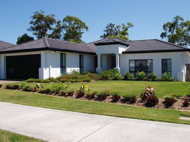 18 Manra Way, Pacific Pines QLD 4211