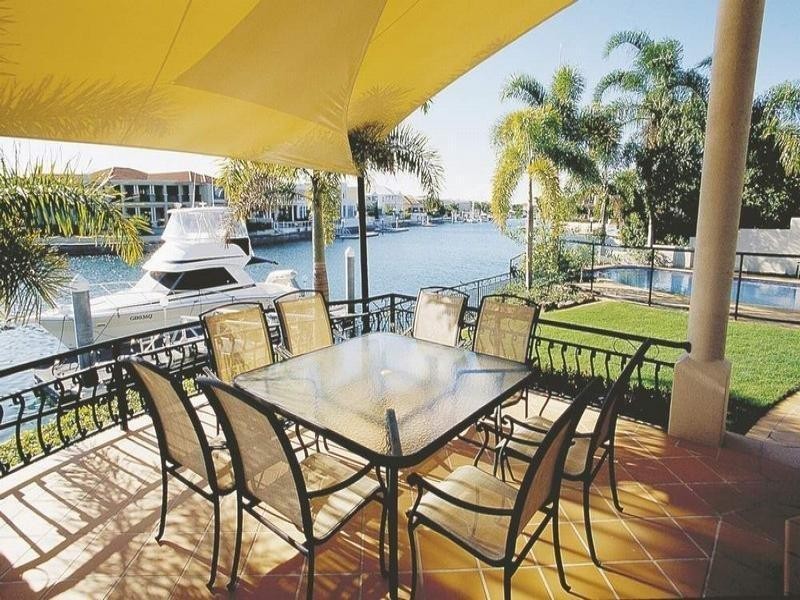 15 Queen Guineveres Pl, Paradise Point QLD 4216