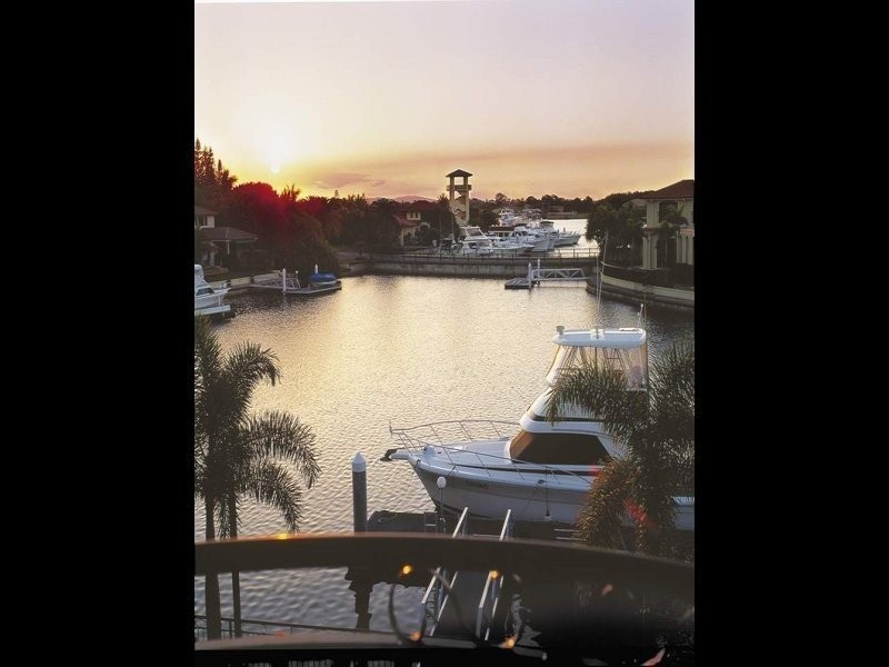 15 Queen Guineveres Pl, Paradise Point QLD 4216