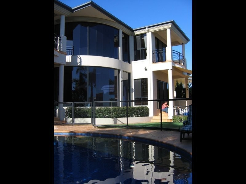15 Queen Guineveres Pl, Paradise Point QLD 4216