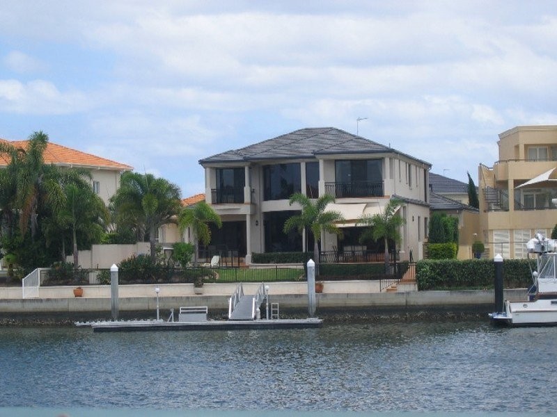 15 Queen Guineveres Pl, Paradise Point QLD 4216
