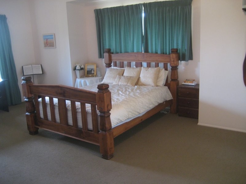 11 Castlewood Cl, Kenmore Hills QLD 4069