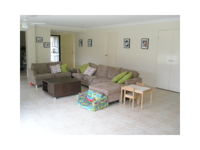 17 Tennant Street, Pacific Pines QLD 4211