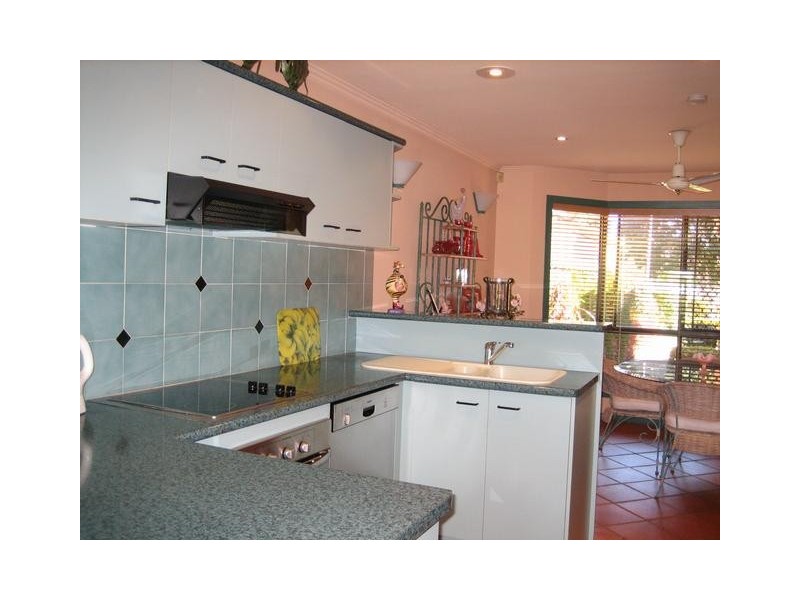 82A St Kevins Avenue, Benowa QLD 4217