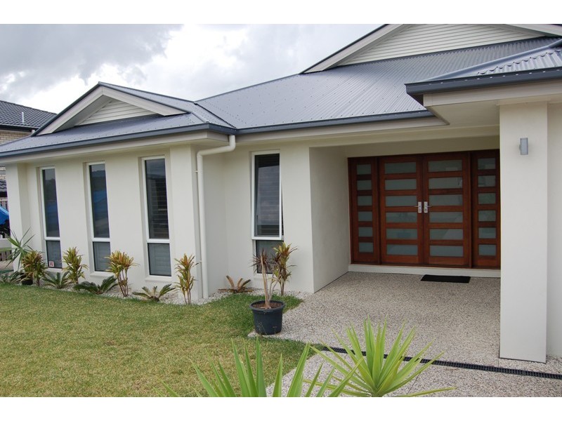 4 Wunburra Circle, Pacific Pines QLD 4211