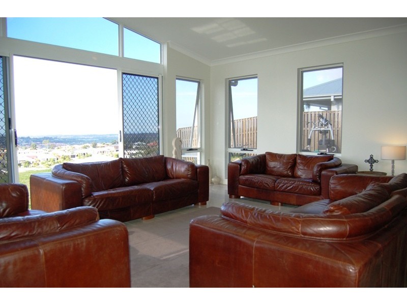 4 Wunburra Circle, Pacific Pines QLD 4211