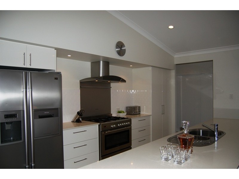 4 Wunburra Circle, Pacific Pines QLD 4211