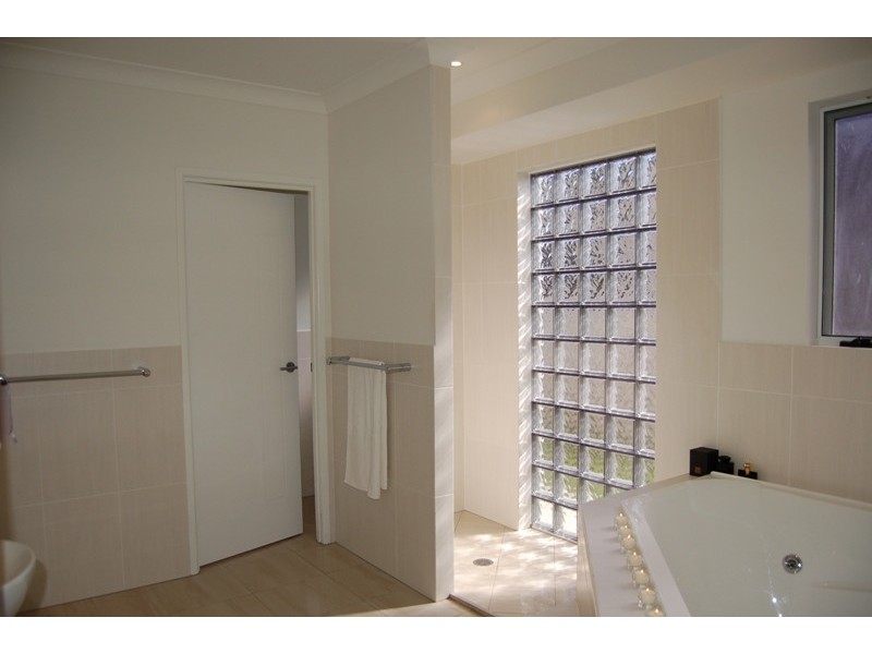 4 Wunburra Circle, Pacific Pines QLD 4211