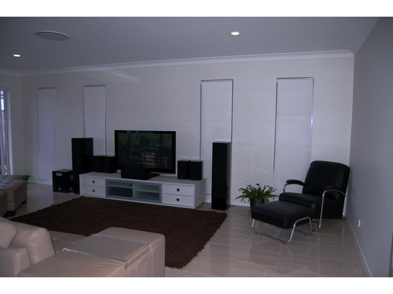 4 Wunburra Circle, Pacific Pines QLD 4211