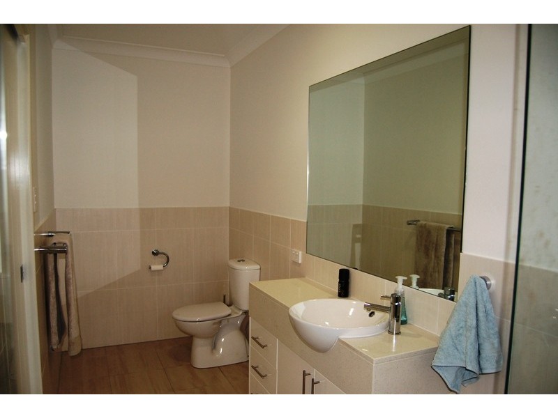 4 Wunburra Circle, Pacific Pines QLD 4211