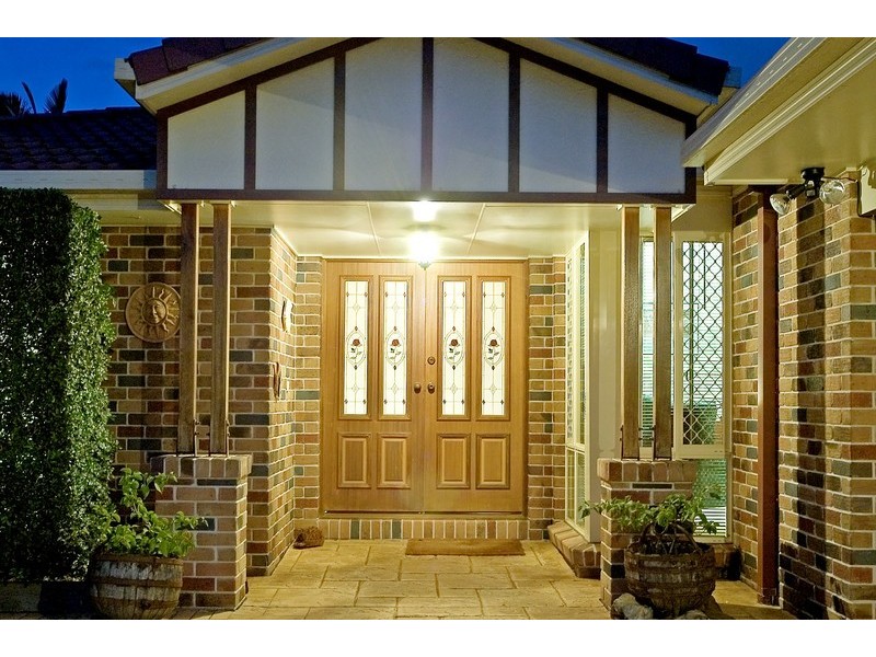 18 Gippsland Drive, Helensvale QLD 4212