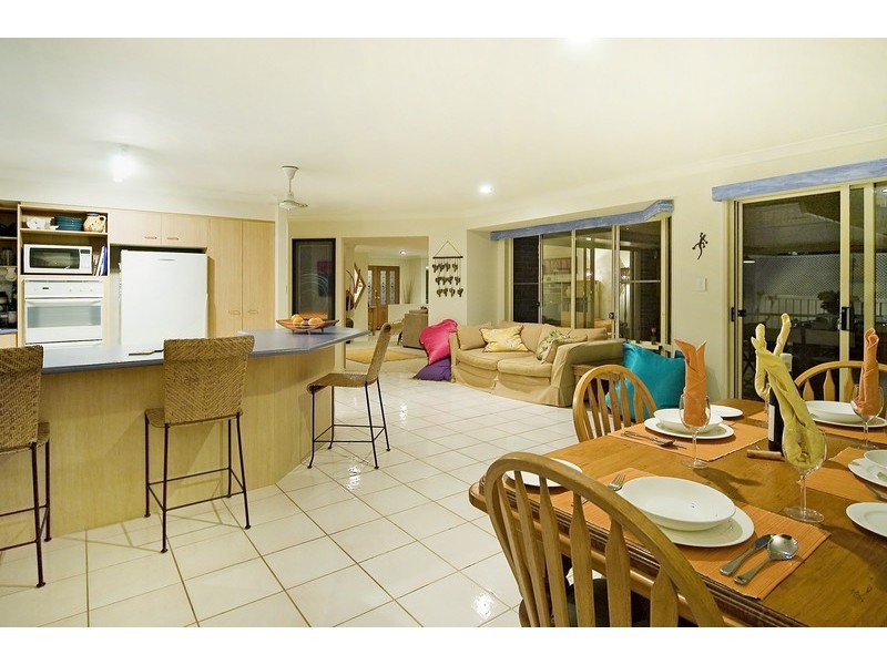 18 Gippsland Drive, Helensvale QLD 4212