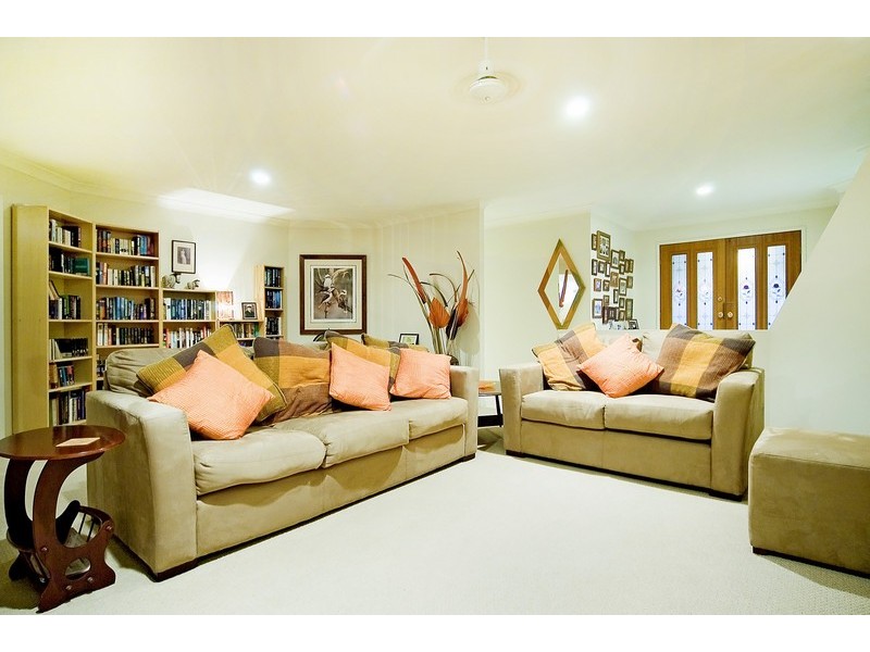 18 Gippsland Drive, Helensvale QLD 4212